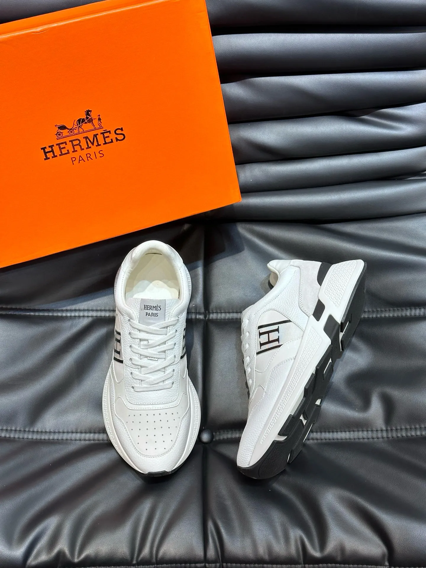 Factory price: 540💰HERMES/Hermes Hugo thick-soled sneakers are casual men's shoes. These sneakers are made of imported first-layer cowhide leather and breathable mesh design. The contrasting color design creates a dynamic and modern shape. The front end of the toe is decorated with natural-color rubber inlays. The style is novel and fashionable. The texture is incomparable, with cowhide lining and cowhide foot pads, the upper foot is comfortable and breathable, and the rubber sole is decorated with geometric patterns and iconic "H" details. A very personal one! Size: 39-44 (customized at 38.45)
